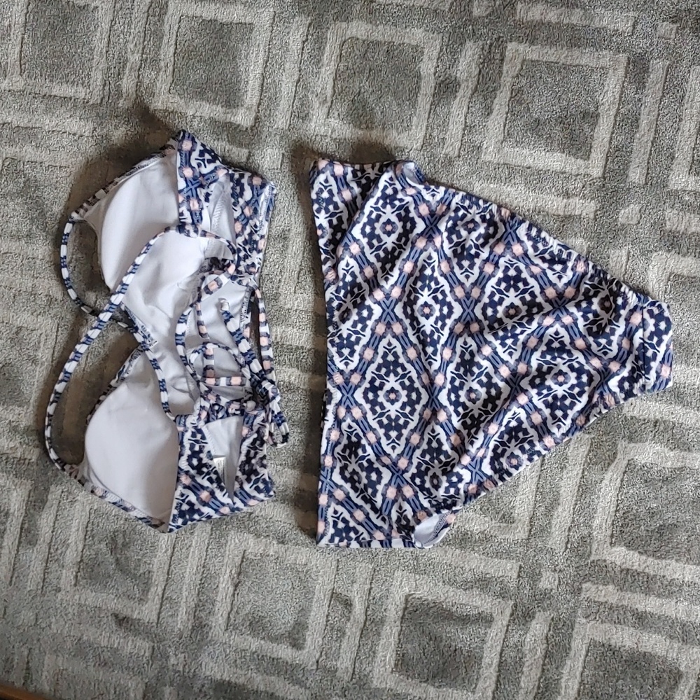 Jessica Simpson US M Two-Piece High Rise; High Coverage Bikini - Picture 3 of 11
